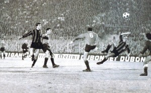 1965, Mazzola sigla il 3-0 a Milano