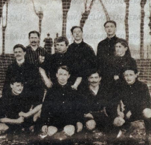 Una immagine del Milan che scende in campo il 7 gennaio 1906. Dietro si scorgono le reti