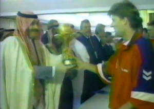 1995: Re Fahd consegna a Michael Laudrup la coppa
