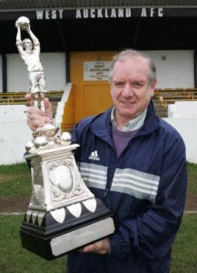 Il Lipton Trophy mostrato con orgoglio dal West Auckland. La coppa originale fu rubata nel 1994. Quella in foto è un copia