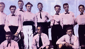 Una formazione della Juventus in tenuta rosa (1900 ca.)