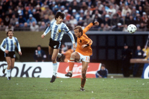 Passarella e Neeskens in azione nella finale del 1978
