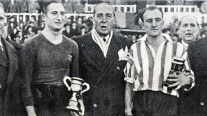 23/12/1945: Escolà, capitano del Barcellona, premiato dal console argentino